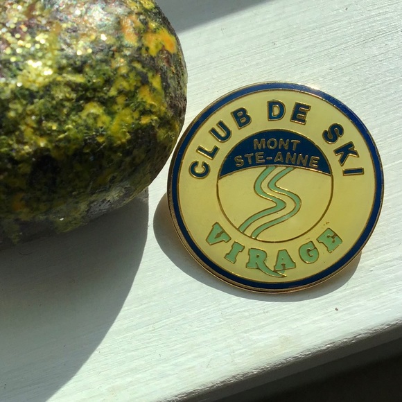 ⛷🇨🇦Vintage French Mont Sainte-Anne Ski Enamel Pin Brooch - Picture 1 of 4